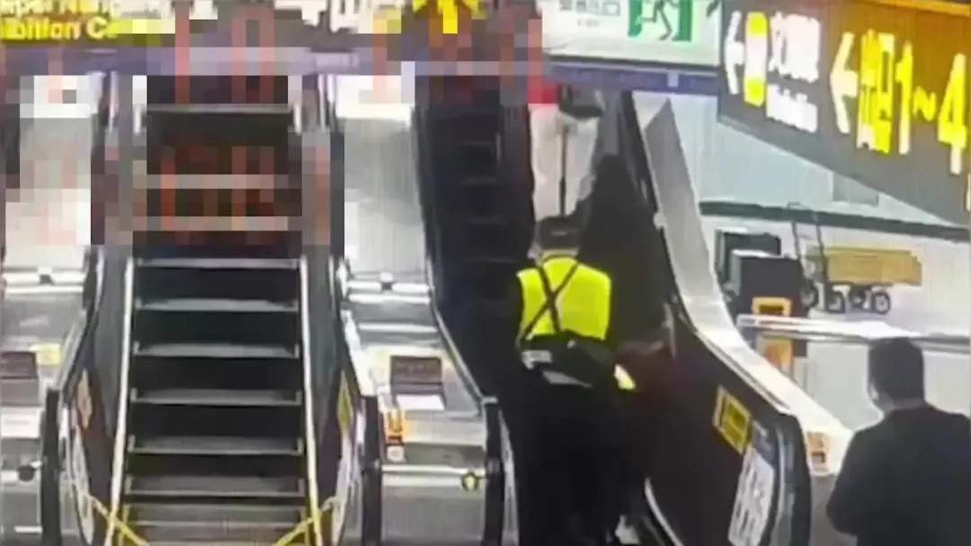 捷運駐警前往察看。(圖/翻攝畫面)