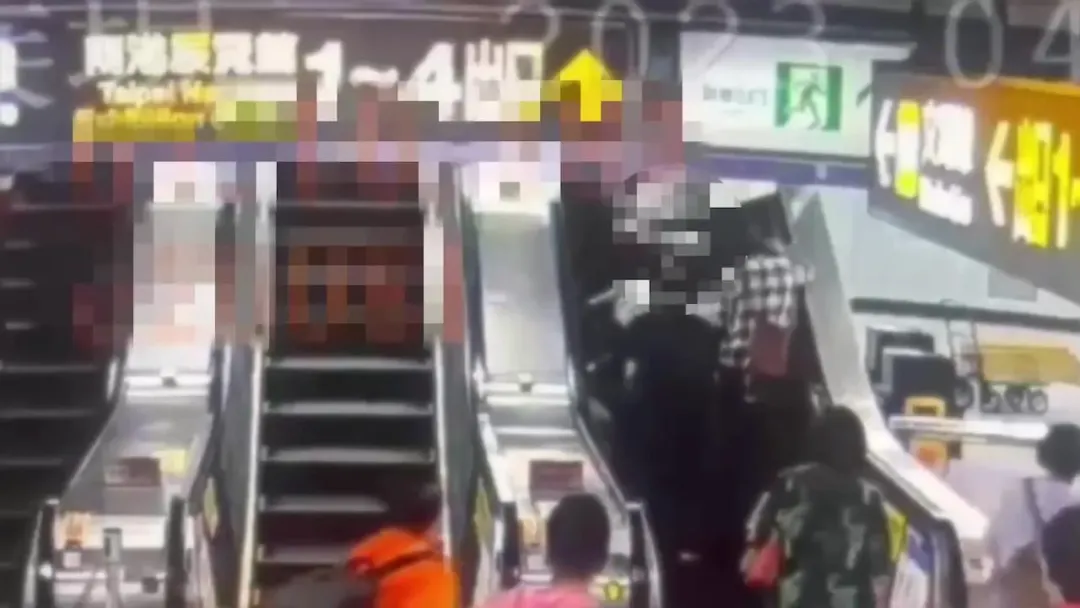 後面兩名女子被林婦撞倒摔傷在手扶梯上,引起路人圍觀。(圖/翻攝畫面)