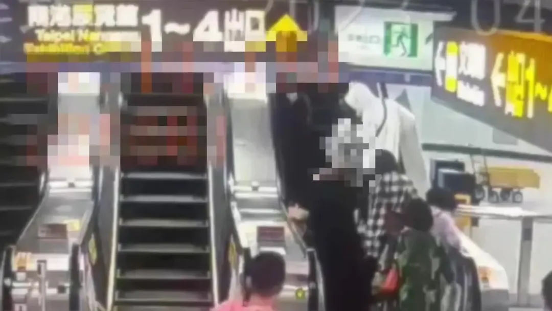林姓婦人在捷運站內搭手扶梯重心不穩往後倒。(圖/翻攝畫面)