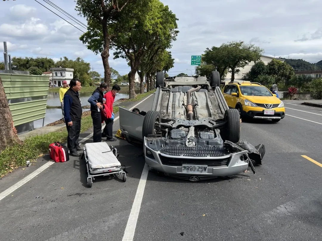 車輛烏龜翻佔據整個車道，警消是著將傷患抬出車外。（圖／翻攝畫面）