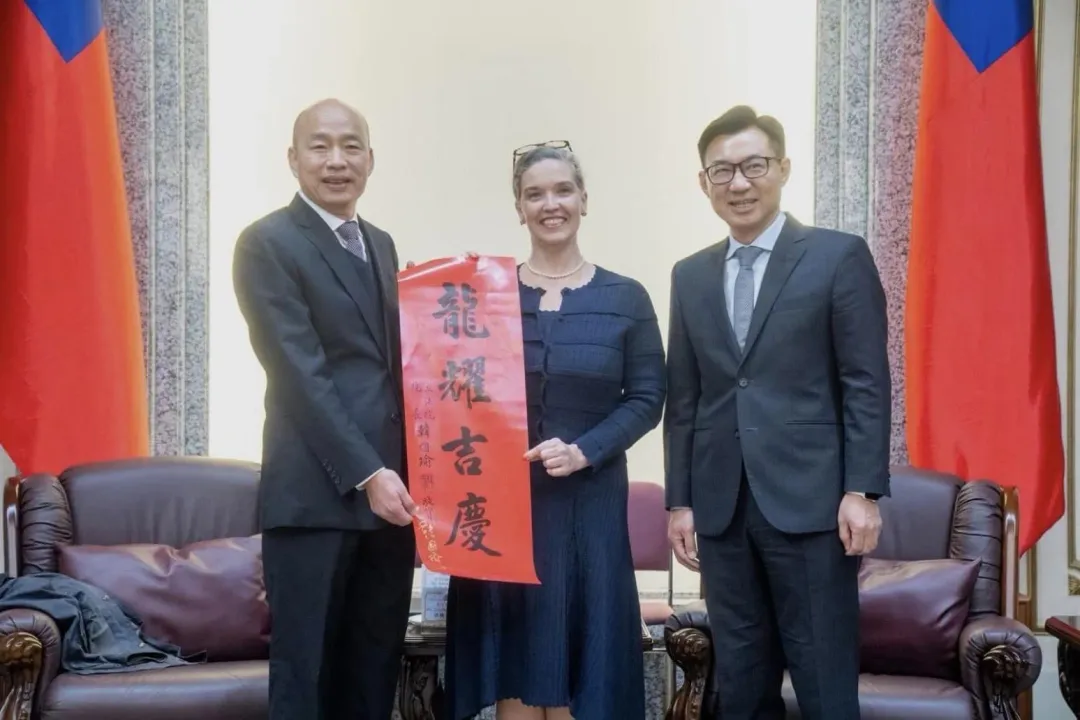 韓國瑜(左)和江啟臣(右)昨立院和孫曉雅會面。(圖取自韓國瑜臉書)