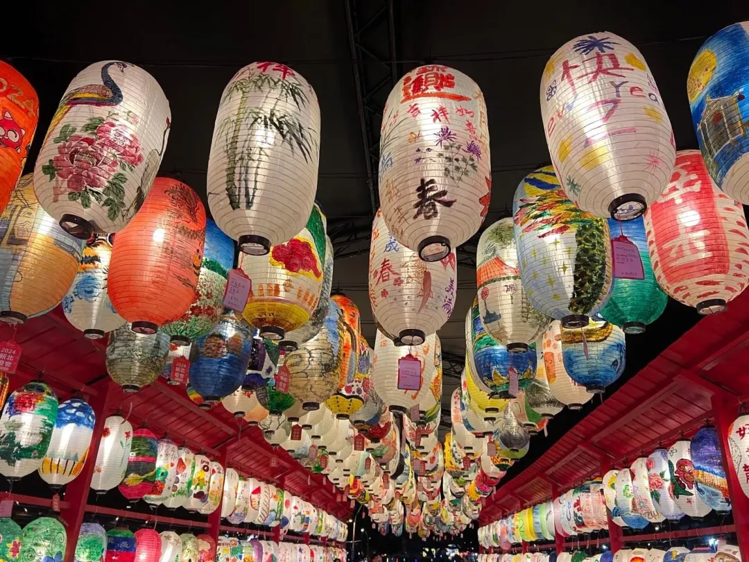 以日式風格打造的近1000顆彩繪燈籠牆廊道充滿濃農年味。（圖／新北民政局）