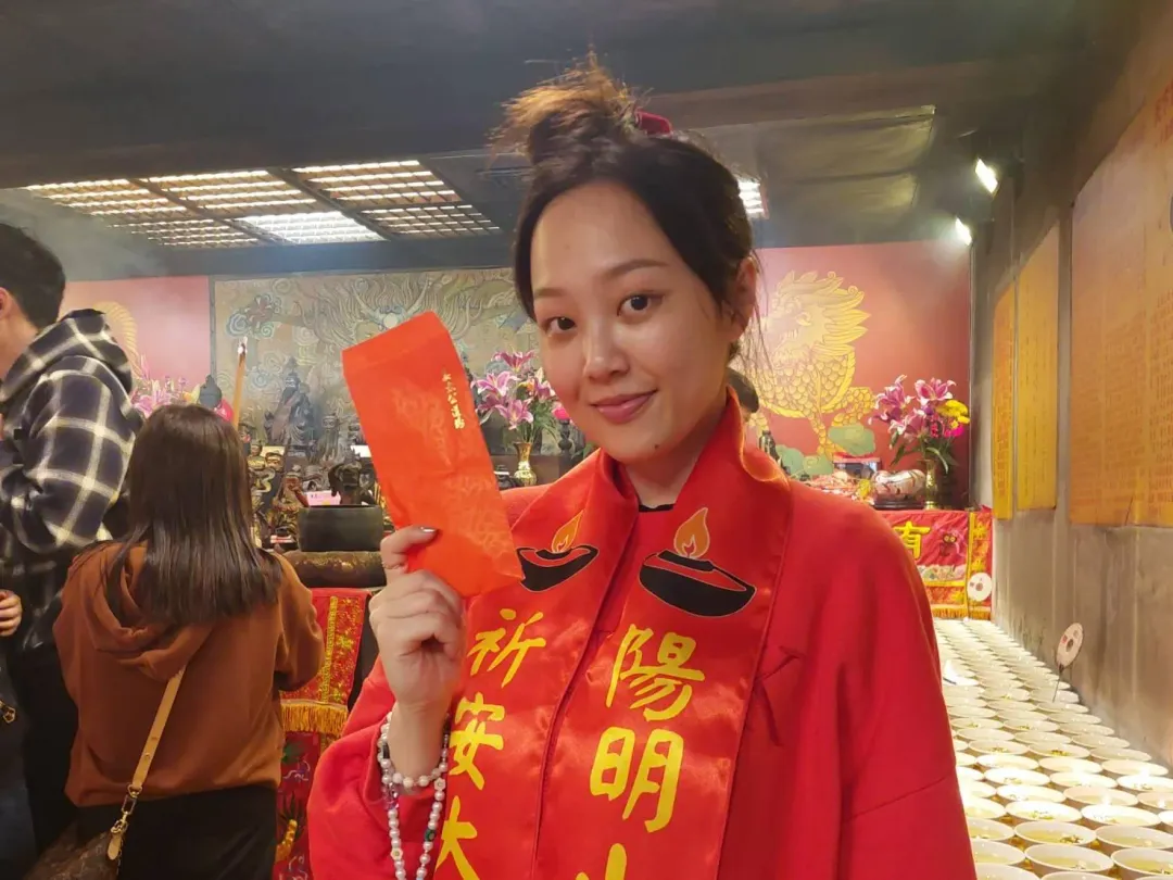 陽帆女兒ANGIE安吉手持魚幣錢母福袋,祈願龍年事業發展順遂。(圖/陽明山姜太公道場提供)