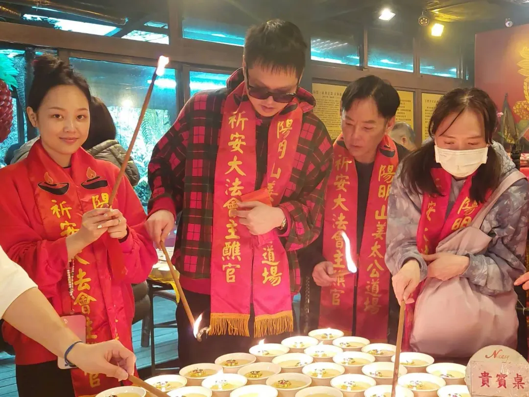 陽帆夫妻、陽帆女兒ANGIE安吉(左一)、陽帆兒子Chris(左二)赴陽明山姜太公道場參加法會,並點七星燈祈福。(圖/陽明山姜太公道場提供)