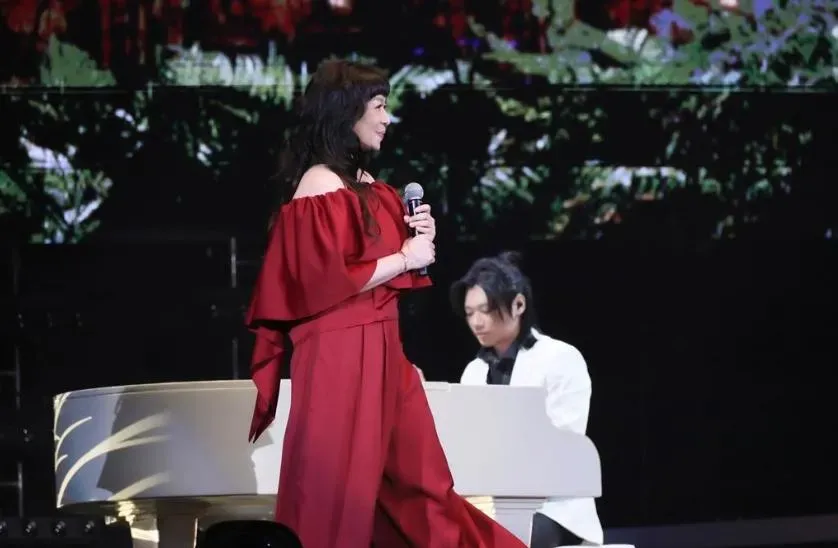 趙詠華（左）演唱唯美名作，施孝榮27歲兒子施少雍（右）以鋼琴伴奏。（圖／寬宏藝術提供）
