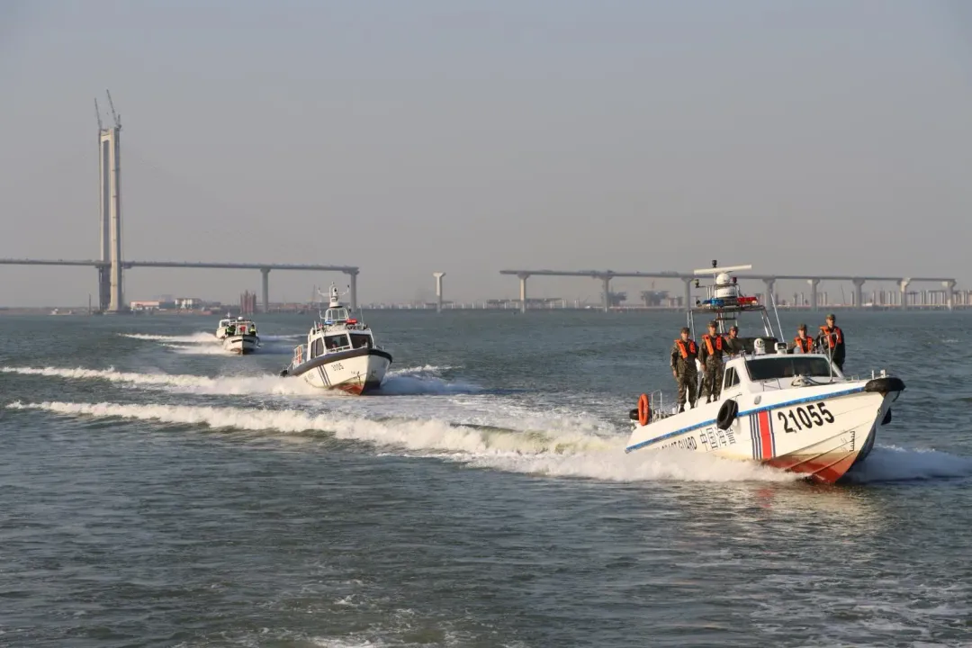 大陸海警局稱,福建海警局將加強海上執法力量,在廈金海域開展常態化執法巡查行動。圖為2022年10月11日廣東海警局聯合海上執法相關部門對重點海域進行海上編隊巡邏。(圖/新華社)