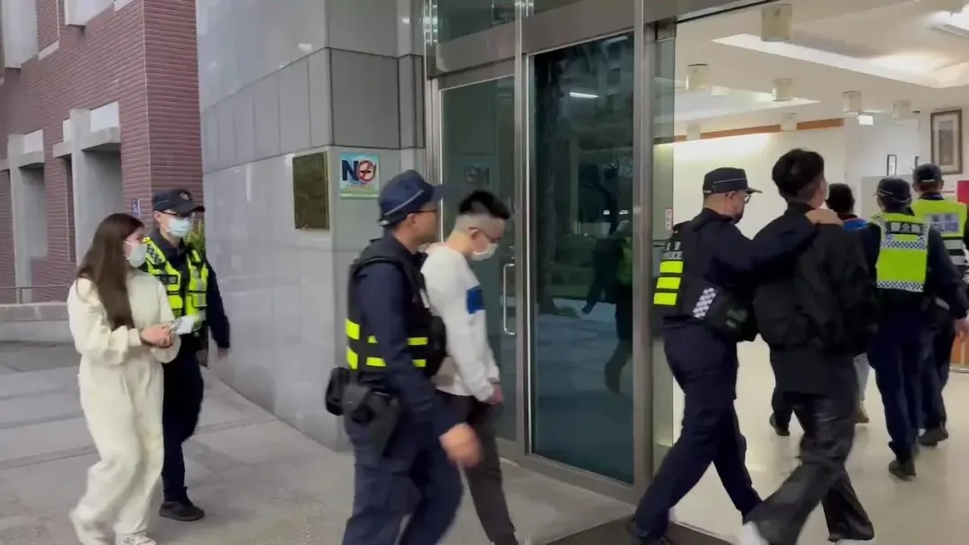 警方將鬧事的4男1女移送送辦。（圖／中天新聞）