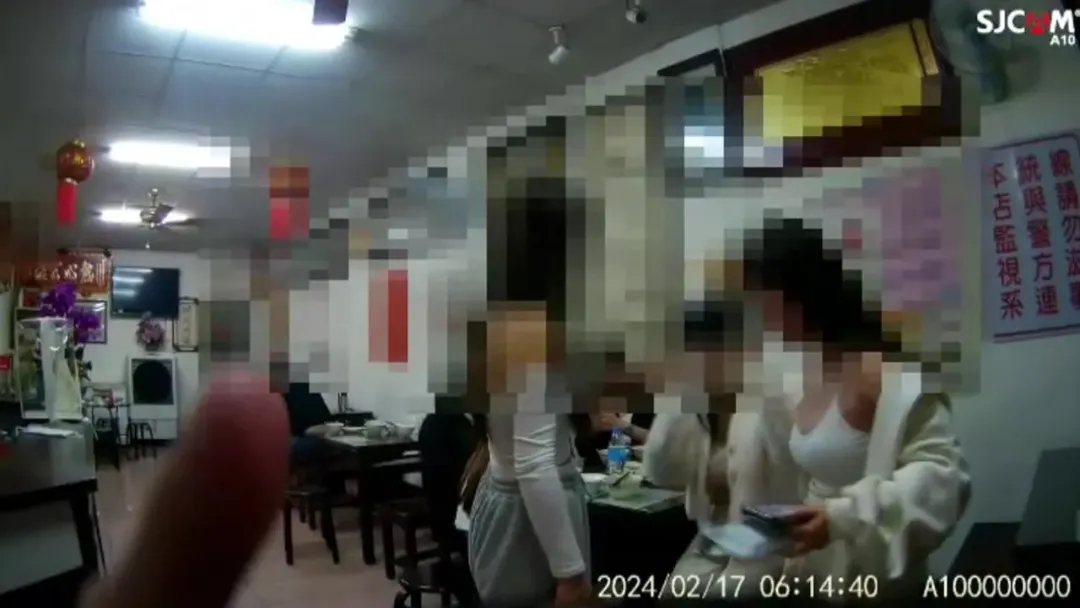 深夜店內有多名爆乳辣妹用餐。（圖／中天新聞）
