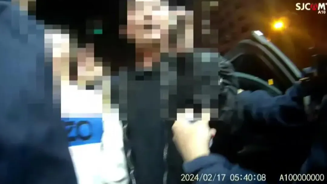 警方到場，兩名酒醉男子仍不配合遭警方壓制。（圖／中天新聞）
