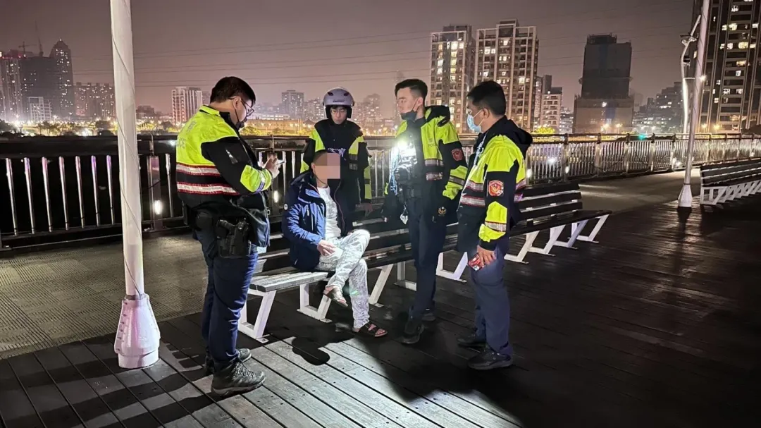 員警苦勸張男,要他有事慢慢講,不要做危險的事。(圖/翻攝畫面)