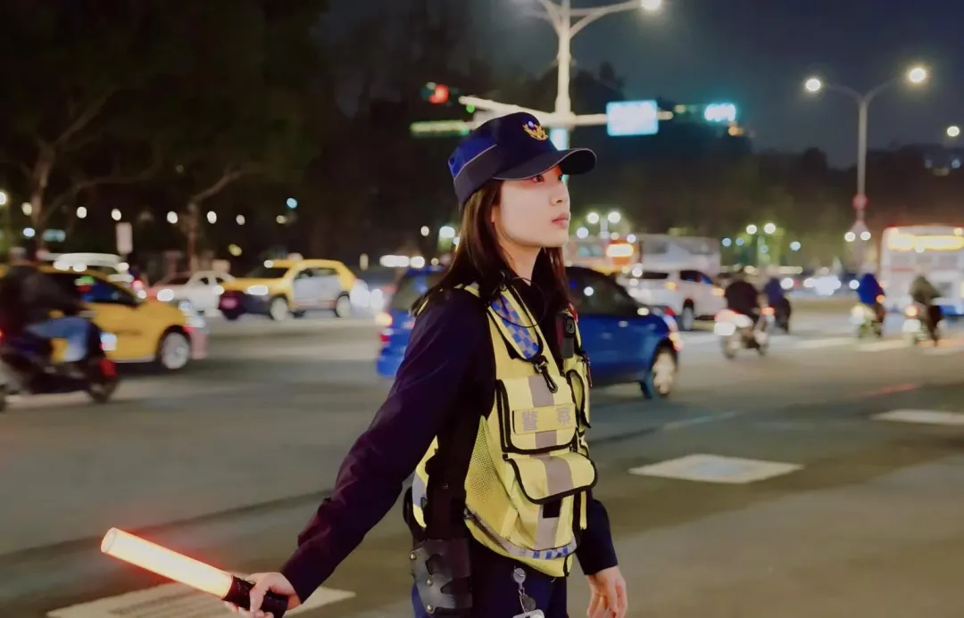 正妹女警在台北街頭執行交通管制。(圖/翻攝台北波麗士臉書)