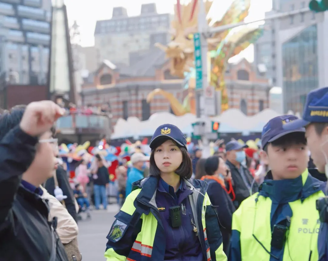 正妹女警在台北燈會現場執行維安任務。(圖/翻攝台北波麗士臉書)