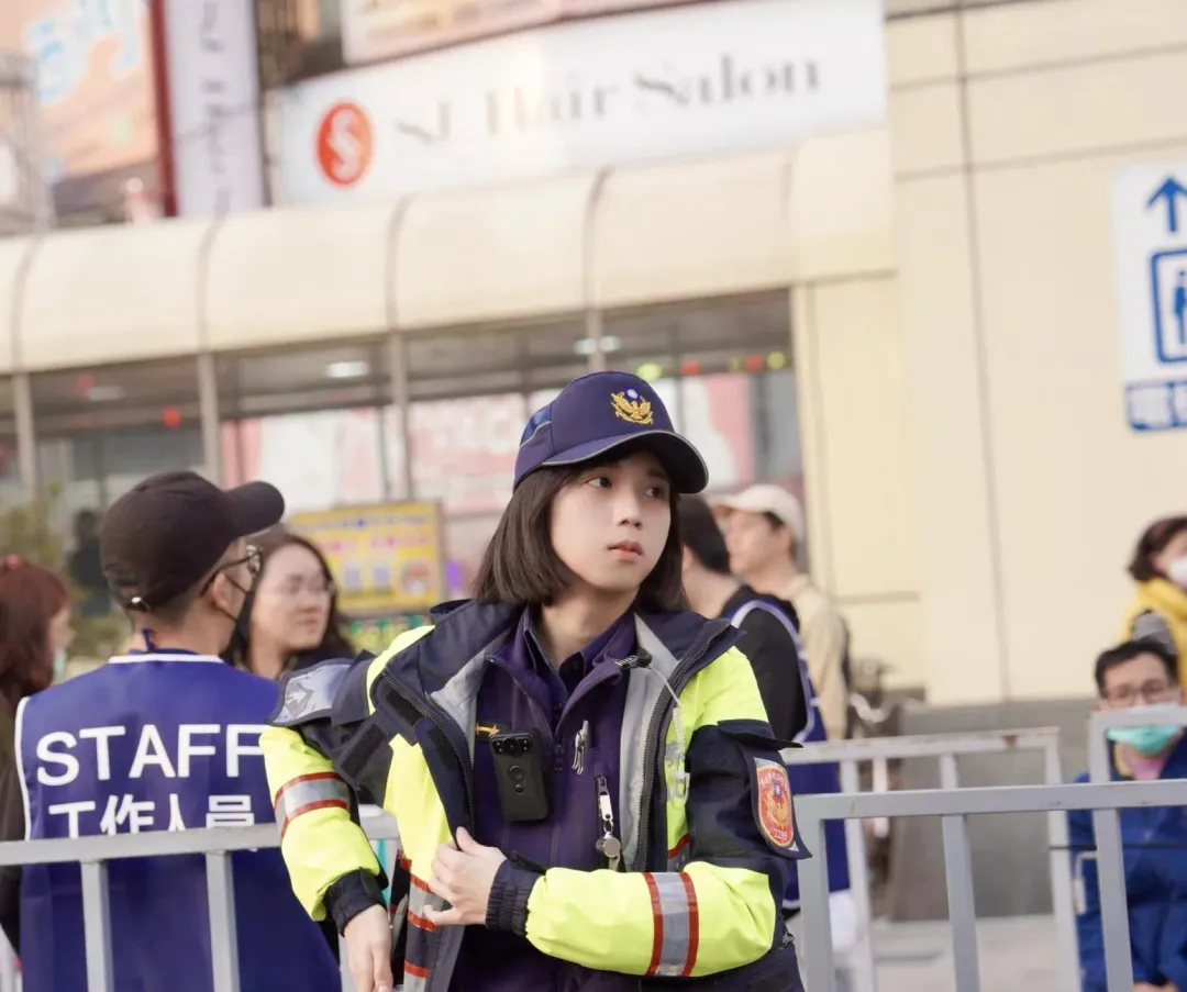 台北燈會正妹女警眼神肅殺,仍電暈大票網友。(圖/翻攝台北波麗士臉書)