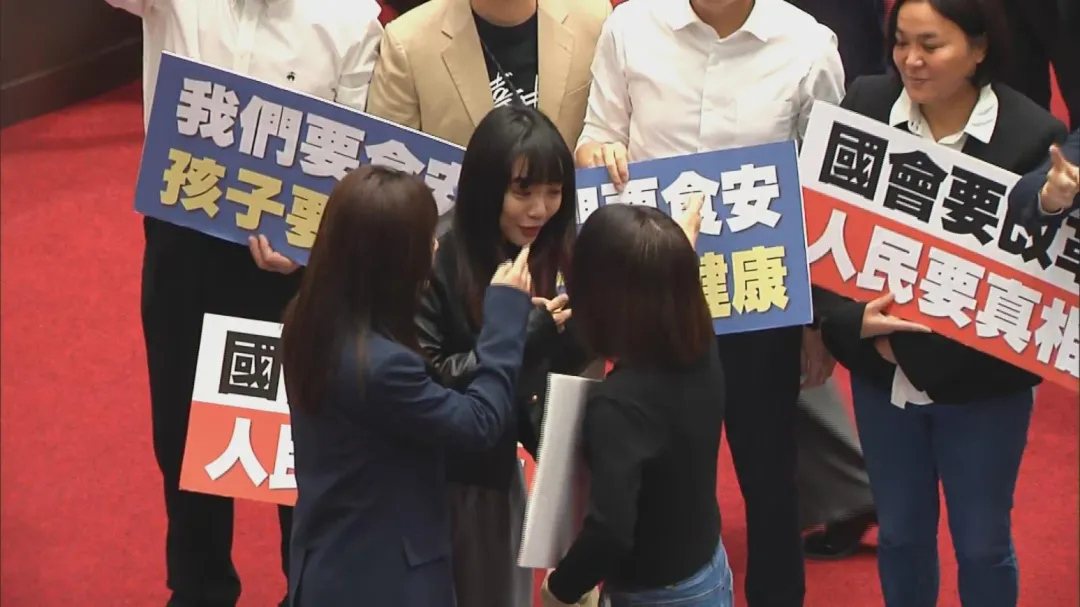 民進黨立委黃捷與國民黨立委徐巧芯在立院議場發生激烈口角。(圖/中天新聞)