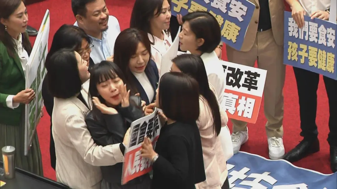 黃捷被抓包20日在藍綠立院衝突時，不忘看「鏡頭」向媒體喊話（攝自中天新聞）