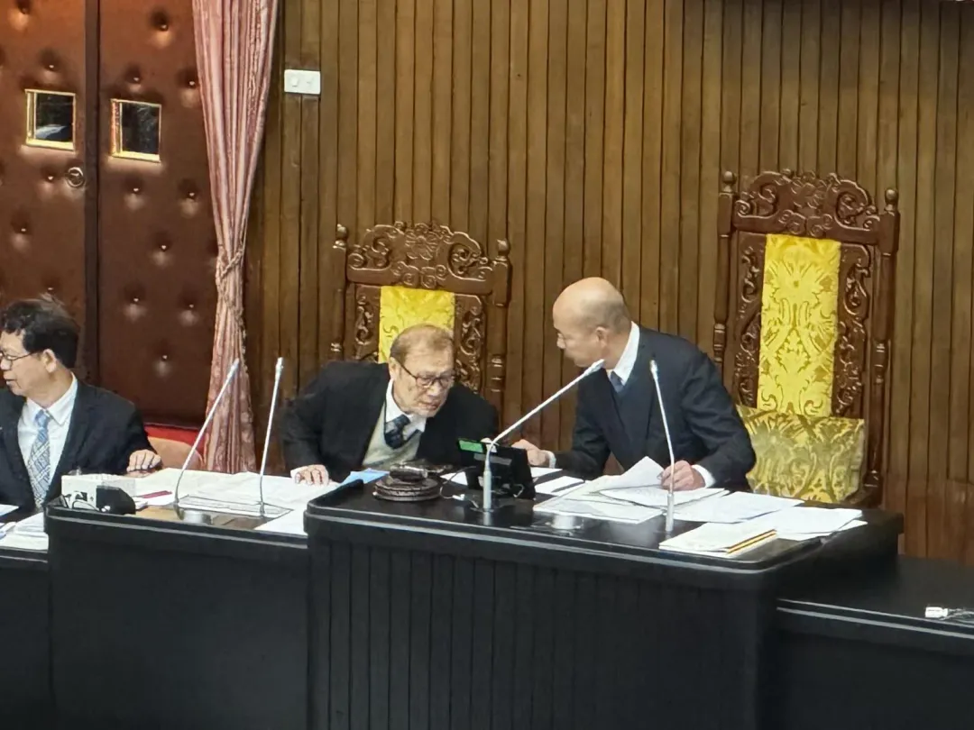 韓國瑜不時向周萬來請益。(圖/黃彥昇攝)
