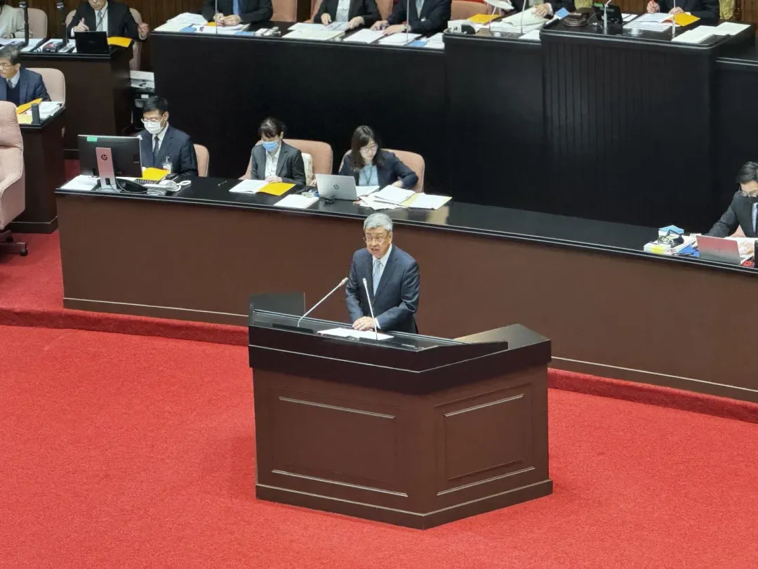陳建仁在韓國瑜的解圍下,終於能上台報告。(圖/黃彥昇攝)