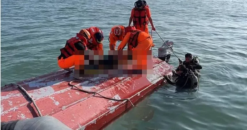 金門日前發生海域意外，大陸漁船遭追緝後翻覆，造成2人不幸身亡。（圖／翻攝畫面）