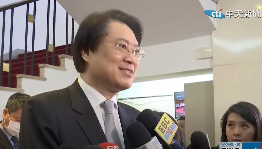 林右昌批謝國樑在直播中的表現是瘋了，喝醉酒了還是嗑藥、拉K？（攝自中天新聞）