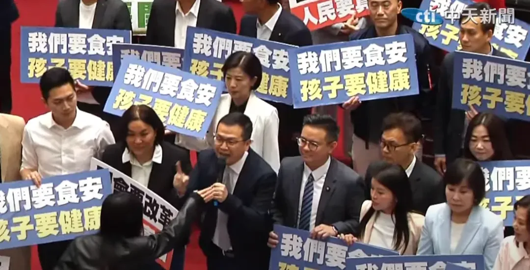 黃捷伸手搶羅智強手上的麥克風。(圖/中天新聞)