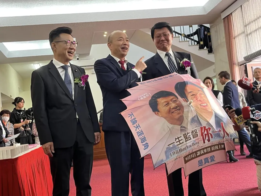 謝龍介手持印有他和賴清德照片的雨傘。(圖/翻攝謝龍介臉書)