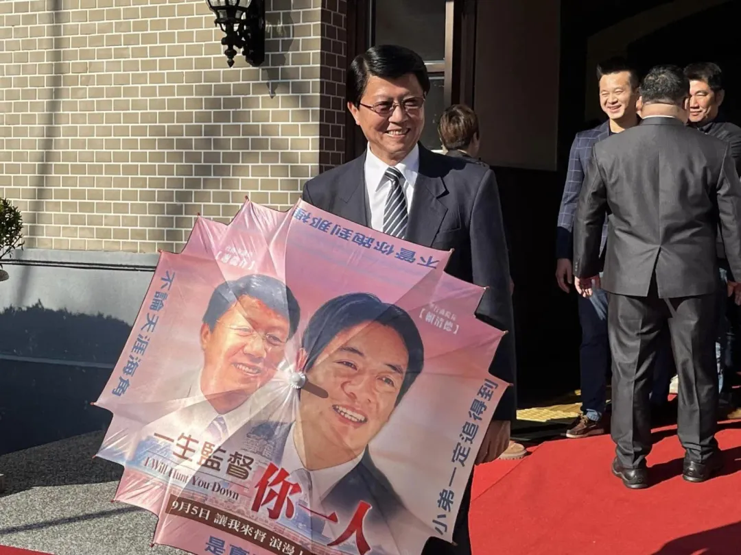 謝龍介手持印有他和賴清德照片的雨傘。(圖/翻攝謝龍介臉書)