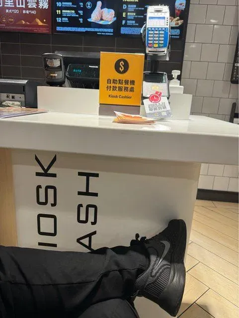 原PO點餐等不到店員,直接把椅子搬到櫃檯坐。(圖/翻攝自PTT)