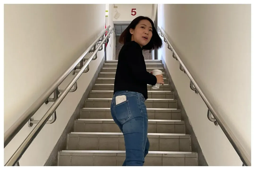 徐巧芯苦練爬樓梯地獄式死亡特訓,來對戰黃捷的以色列防身術。(圖取自不演了新聞台臉書)