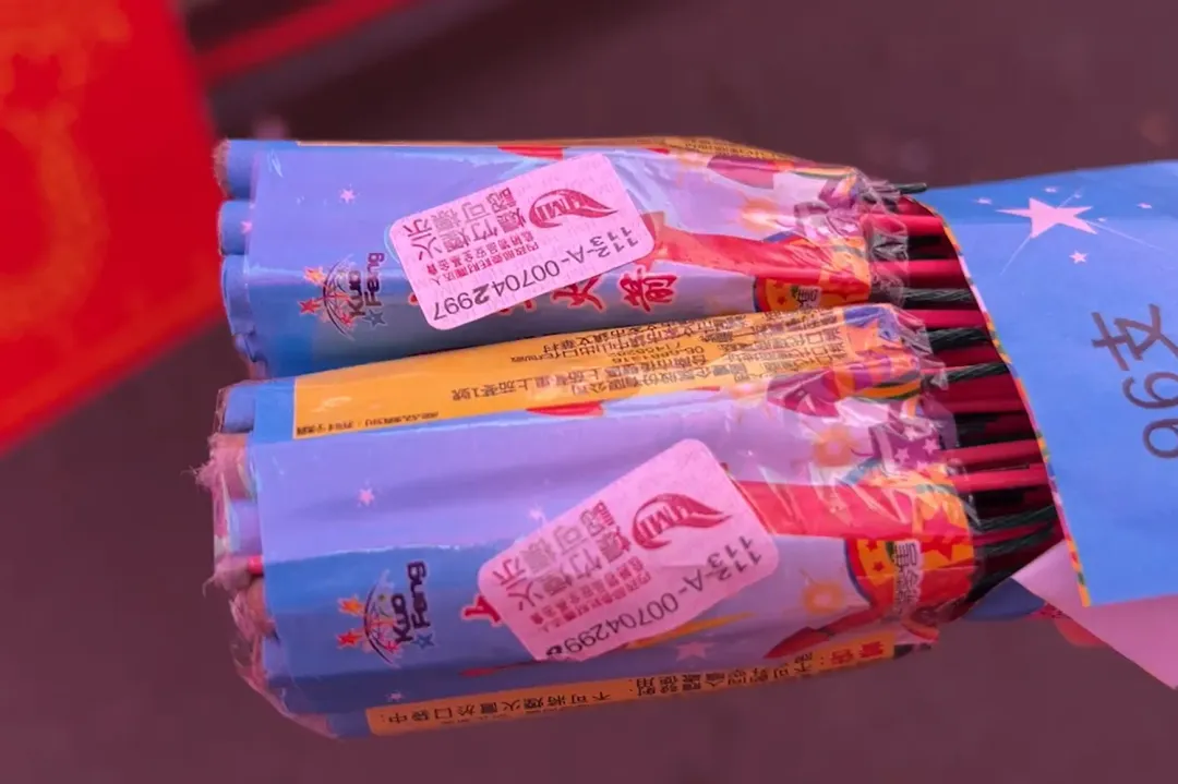 蜂炮所使用的種類必須為紙頭，綁好之後還要經過消防檢查。（圖／中天新聞）