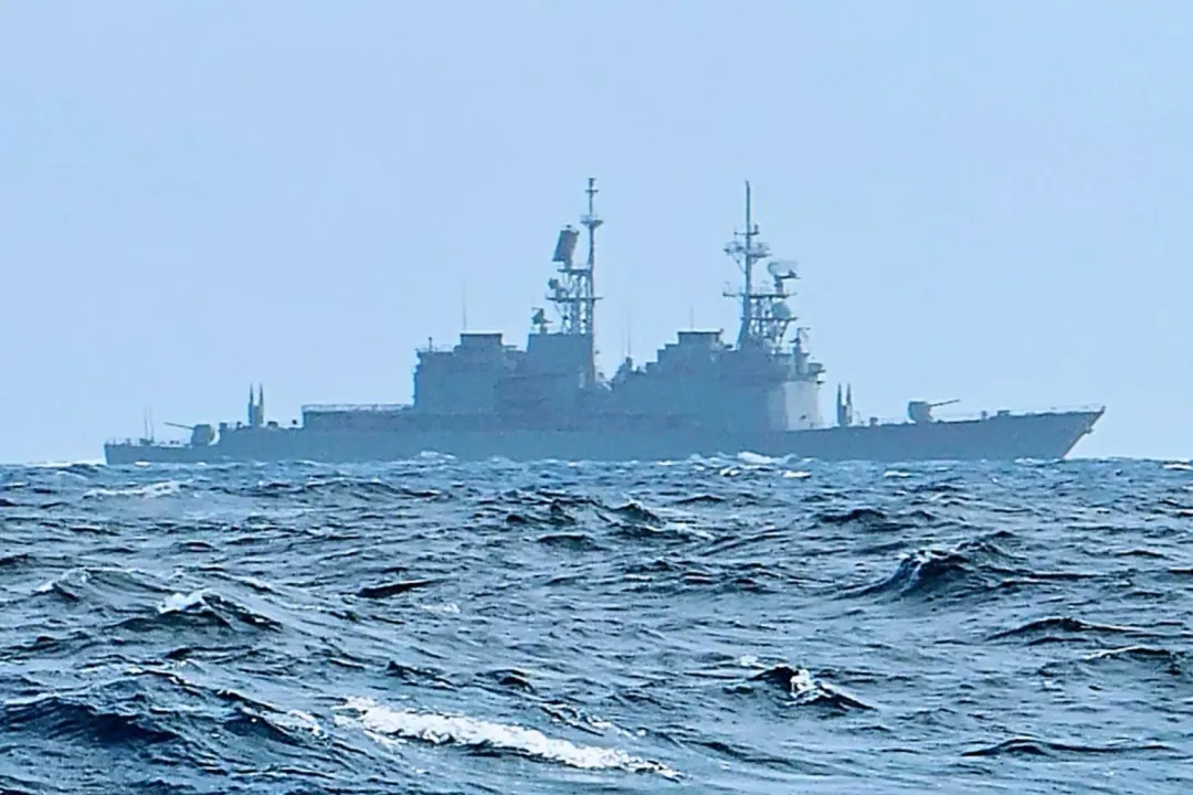 一艘解放軍偵查艦20日現蹤蘇澳外海,意圖闖我24浬鄰接區,遭我驅逐艦廣播驅離(攝自臉書粉專「Taiwan ADIZ」)