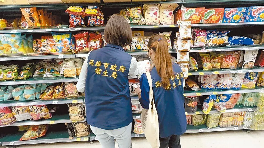 高雄市衛生局獲報後前往賣場下架1236包含有致癌物「蘇丹紅辣椒粉」的蝦味先香辣口味。(圖/高雄市衛生局)
