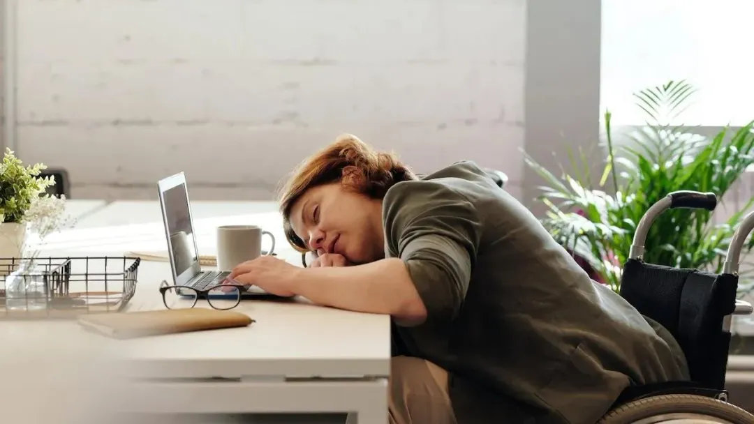 睡眠不足會顯著影響血糖調節,導致葡萄糖耐受性降低,並增加罹患胰島素抵抗和2型糖尿病的風險。(示意圖/photoAC)