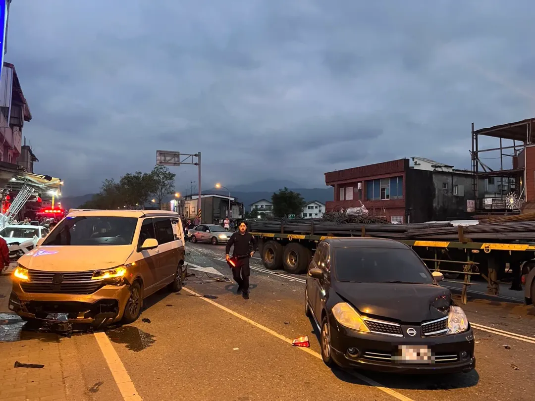 現場多台車輛被撞的渾身是傷。(圖/中天新聞)