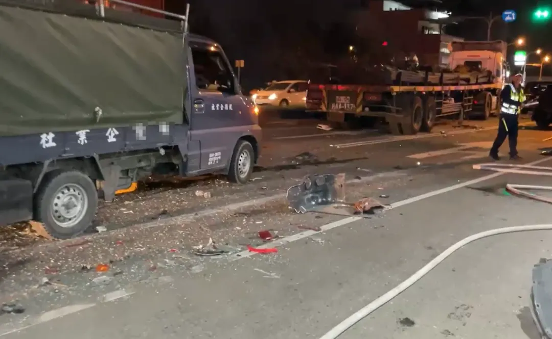 車禍現場散落大片碎玻璃,可見撞擊力道之大。 (圖/中天新聞)