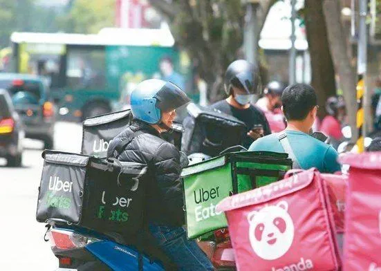 婆婆抱怨,媳婦說兒子的薪水不夠家用,所以決定要去做外送幫忙賺錢,對此,她感到很不妥,還說「可是女人結婚後還出去拋頭露面,被鄰居知道我會很丟臉」。(圖/資料庫)