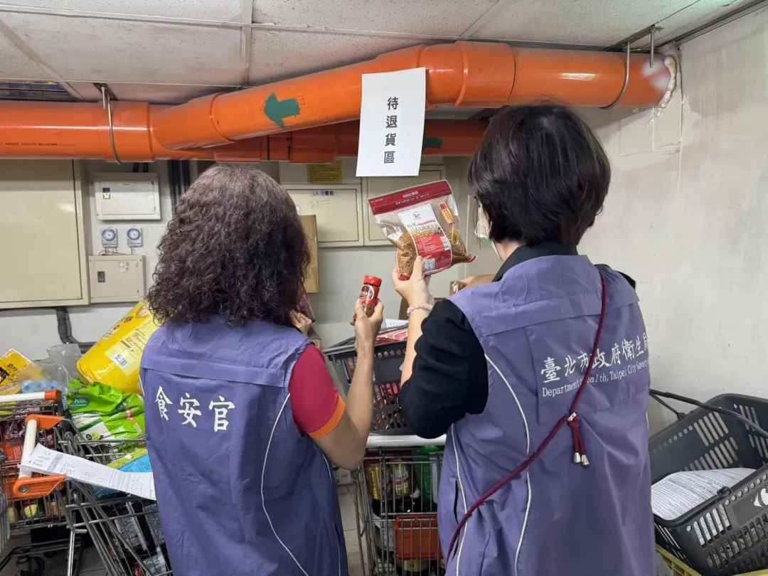 食安官帶隊至通路查核辣椒粉相關製品情形。（圖／北市衛生局）