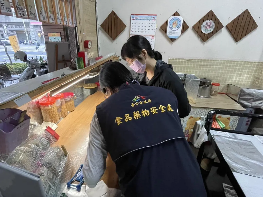 食安處至飯捲業者進行環境稽查。(圖/台中食安處)