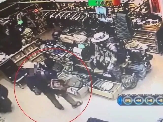 監視器拍到劉尚燁佯裝客人在店內形跡鬼祟。(圖/翻攝畫面)