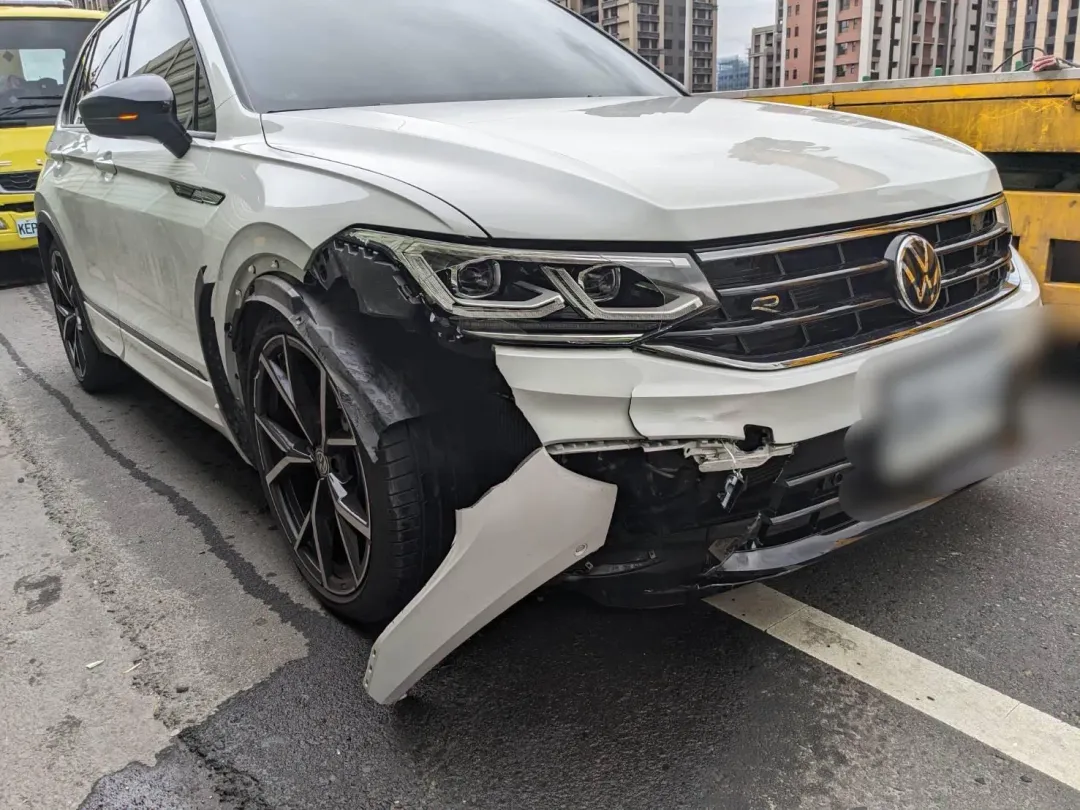 白色休旅車撞飛路邊修車的陳姓老翁，車頭保險桿損毀。（圖／翻攝畫面）