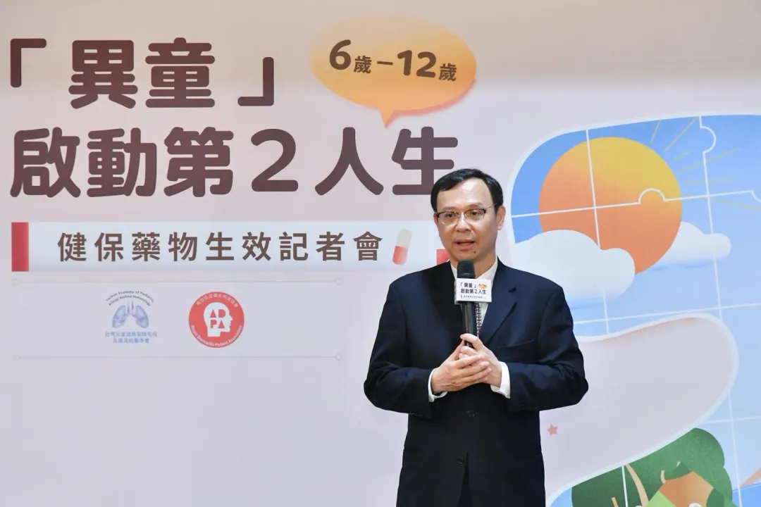 健保署署長石崇良公布21日起,異位性皮膚炎生物製劑健保給付下放至6-12歲孩童皆可申請。(圖/異位性皮膚炎協會提供)