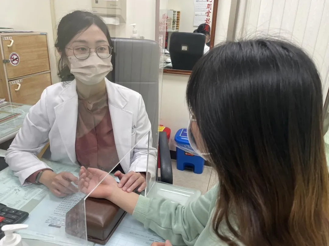 許多疾病都會出現類流感症狀，在中醫辨證上也分寒熱虛實等不同證型，每個人治療的藥物及時間不相同，需多方面評估。（圖／台南醫院提供）
