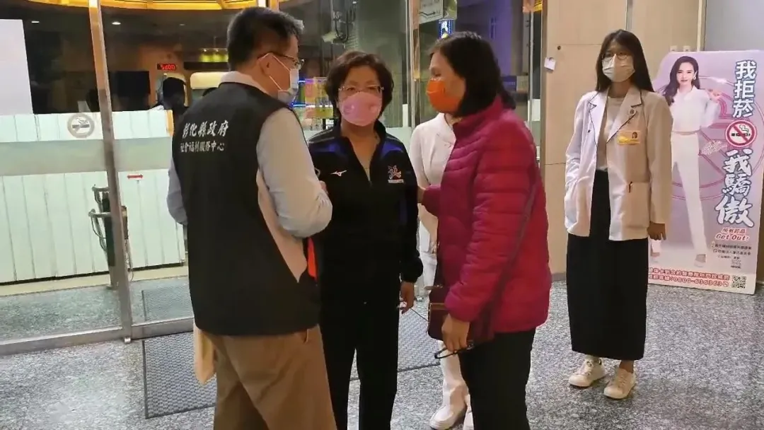 彰化縣長王惠美（中）昨晚到醫院探視關心。（圖／中天新聞）