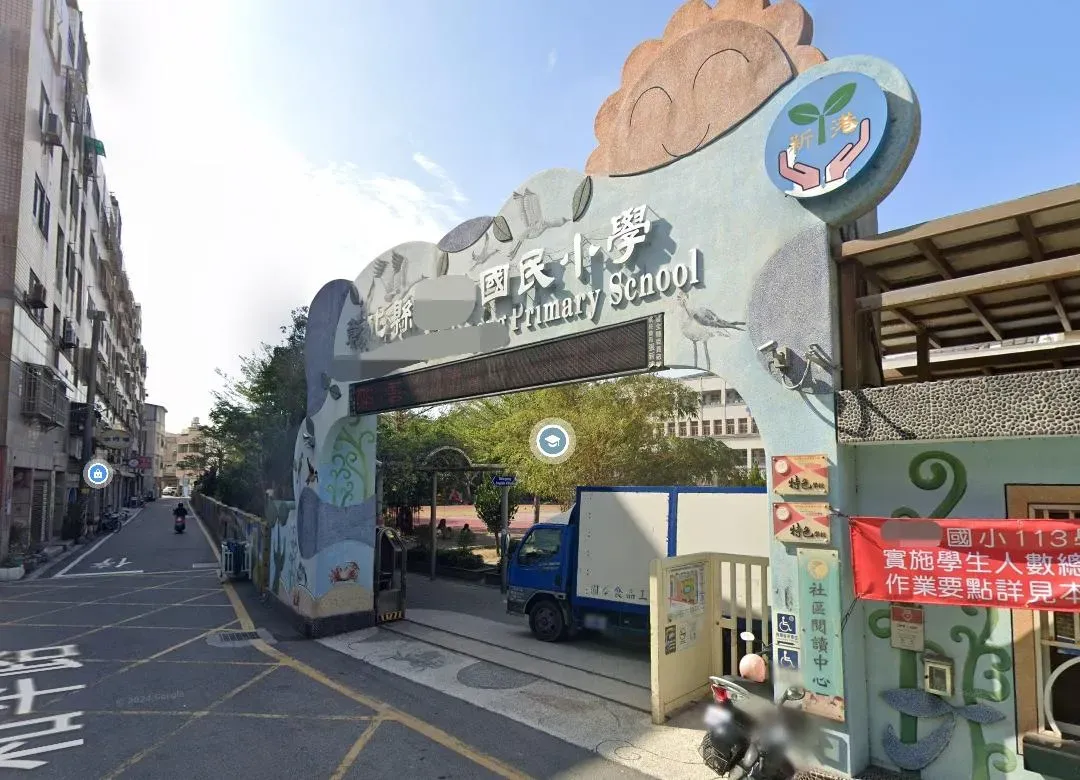 全校師生手寫祈福卡,希望遭撞女童能度過難關。(圖/Google Map)