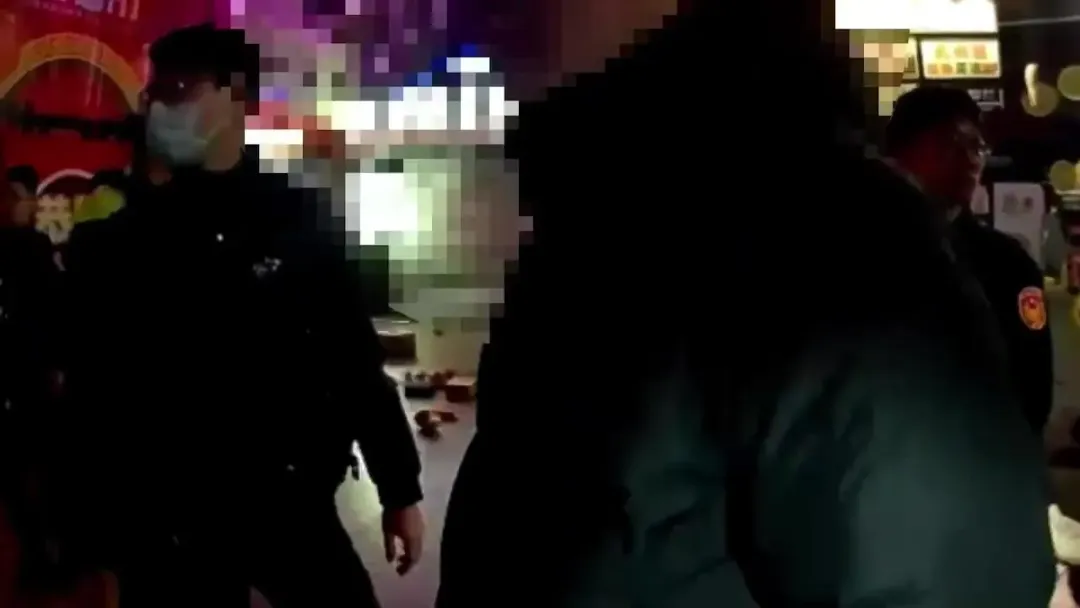 員警將吳男等人通通帶返所送辦。（圖／翻攝畫面）