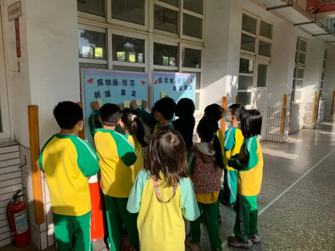 同學聚集幫忙祝願。(圖/翻攝畫面)
