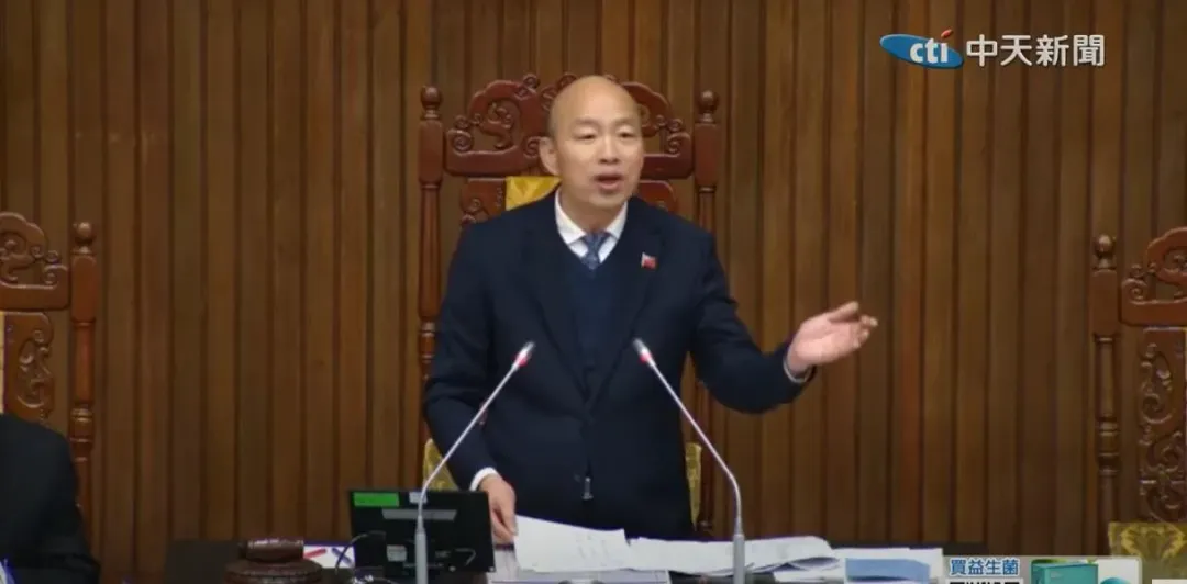立法院長韓國瑜在徐巧芯質詢完畢後幫忙調解兩個女人的戰爭。(圖/中天新聞)