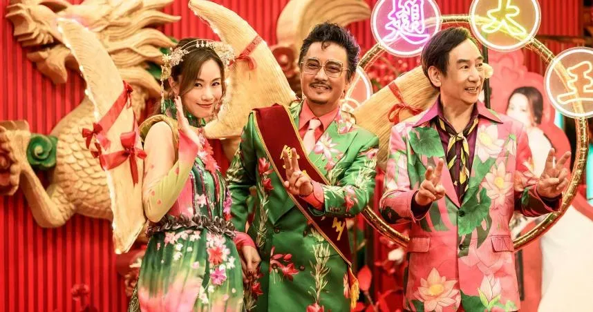 《飯戲攻心2》鄧麗欣化身「魚翅天使」,超大「翅膀」的裝飾上身成為海鮮新娘。(圖/華映提供)