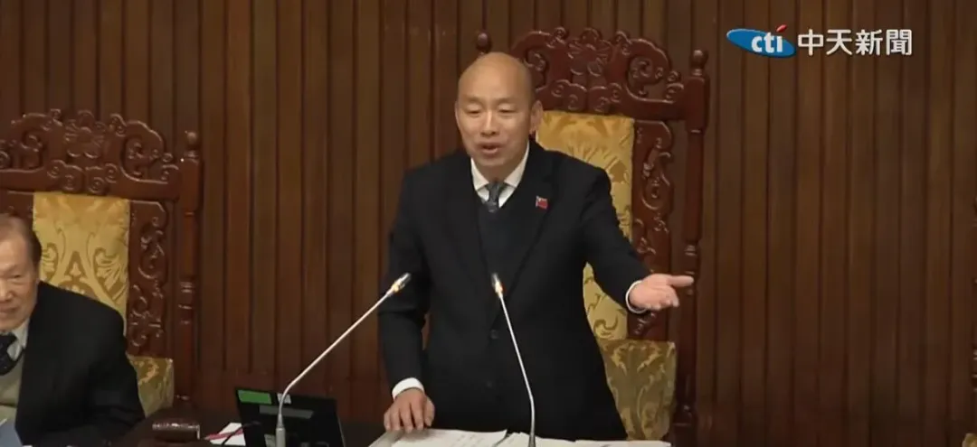 立法院長韓國瑜在今日院會時又再度神出手。(圖/中天新聞)