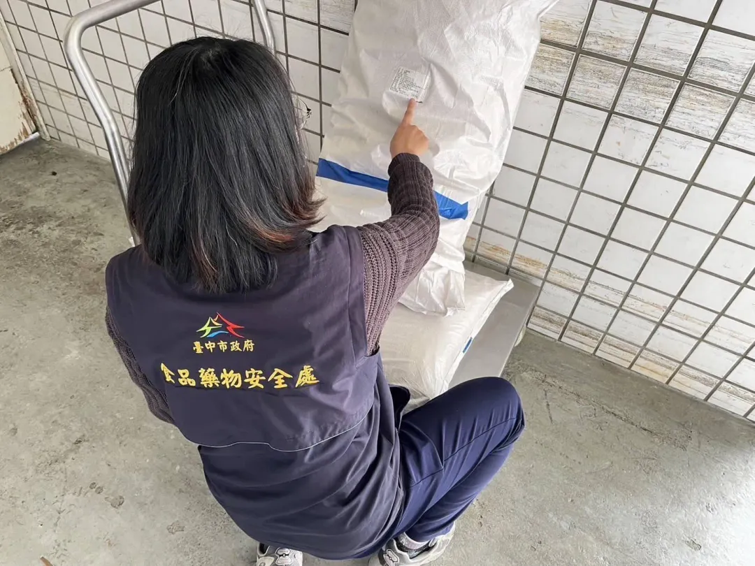 台中市食品藥物安全處持續擴大追查及抽驗問題辣椒粉。(圖／台中市食品藥物安全處)