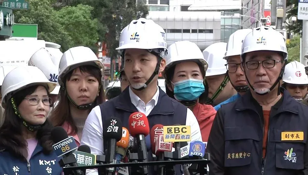 台北市長蔣萬安視察塌陷現場。(圖/中天新聞)